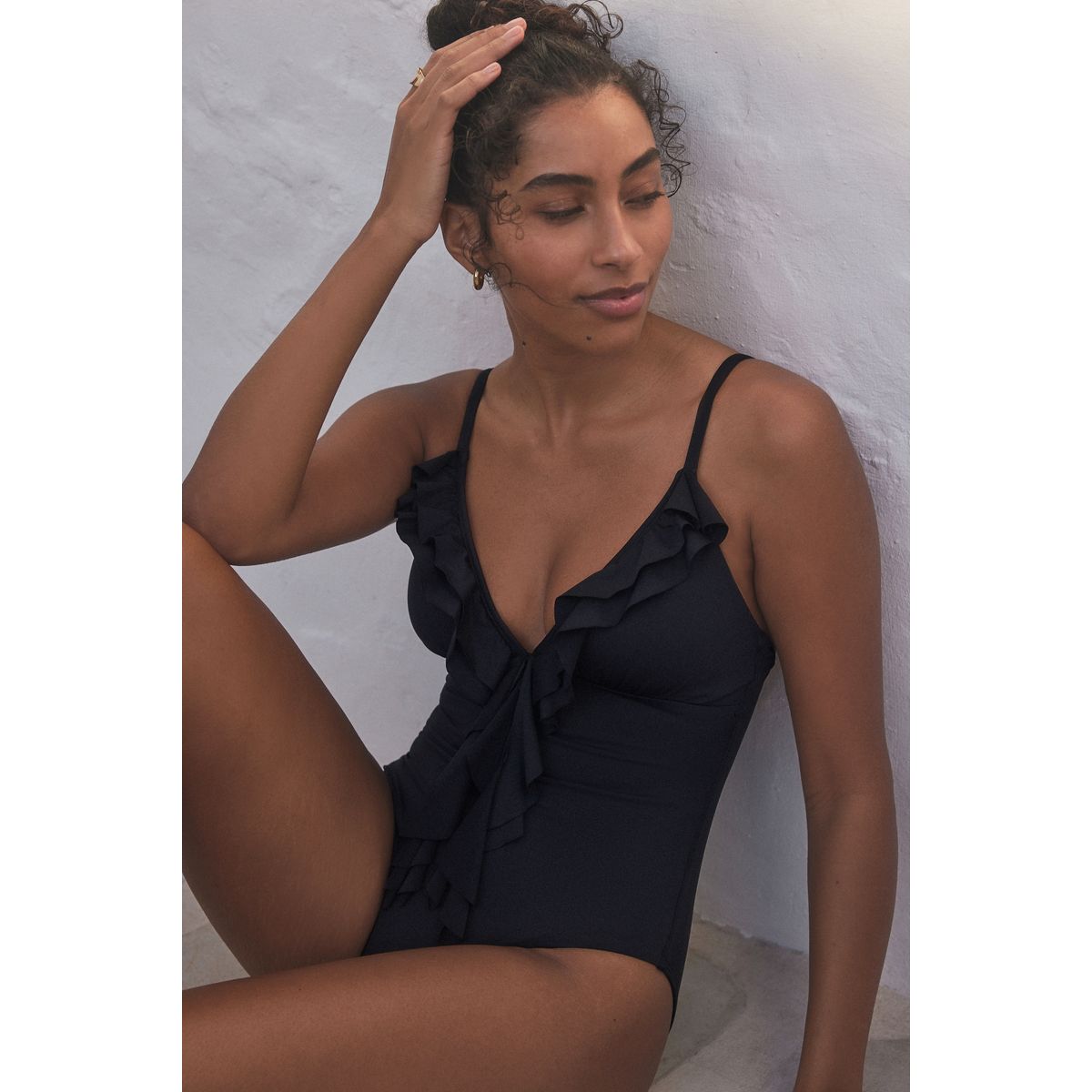 Maillot de bain effet gainant à volants noir, NEXT
