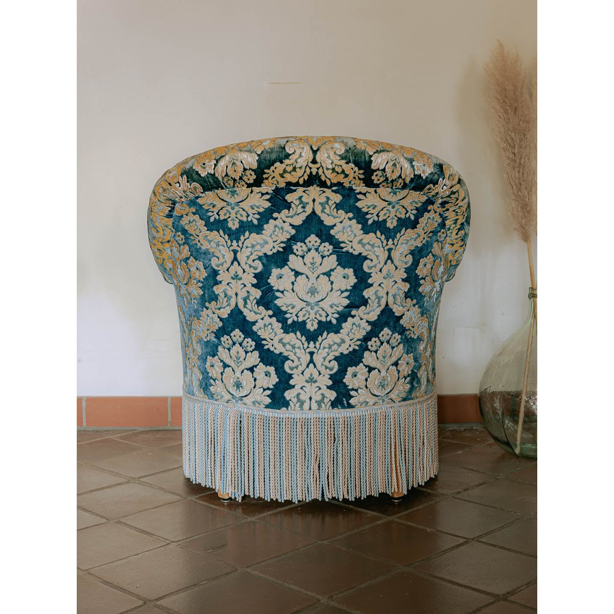 Fauteuil crapaud tapissé bleu à motifs et franges Ernest N°1095 - Bon état bleu, DEBONGOUT