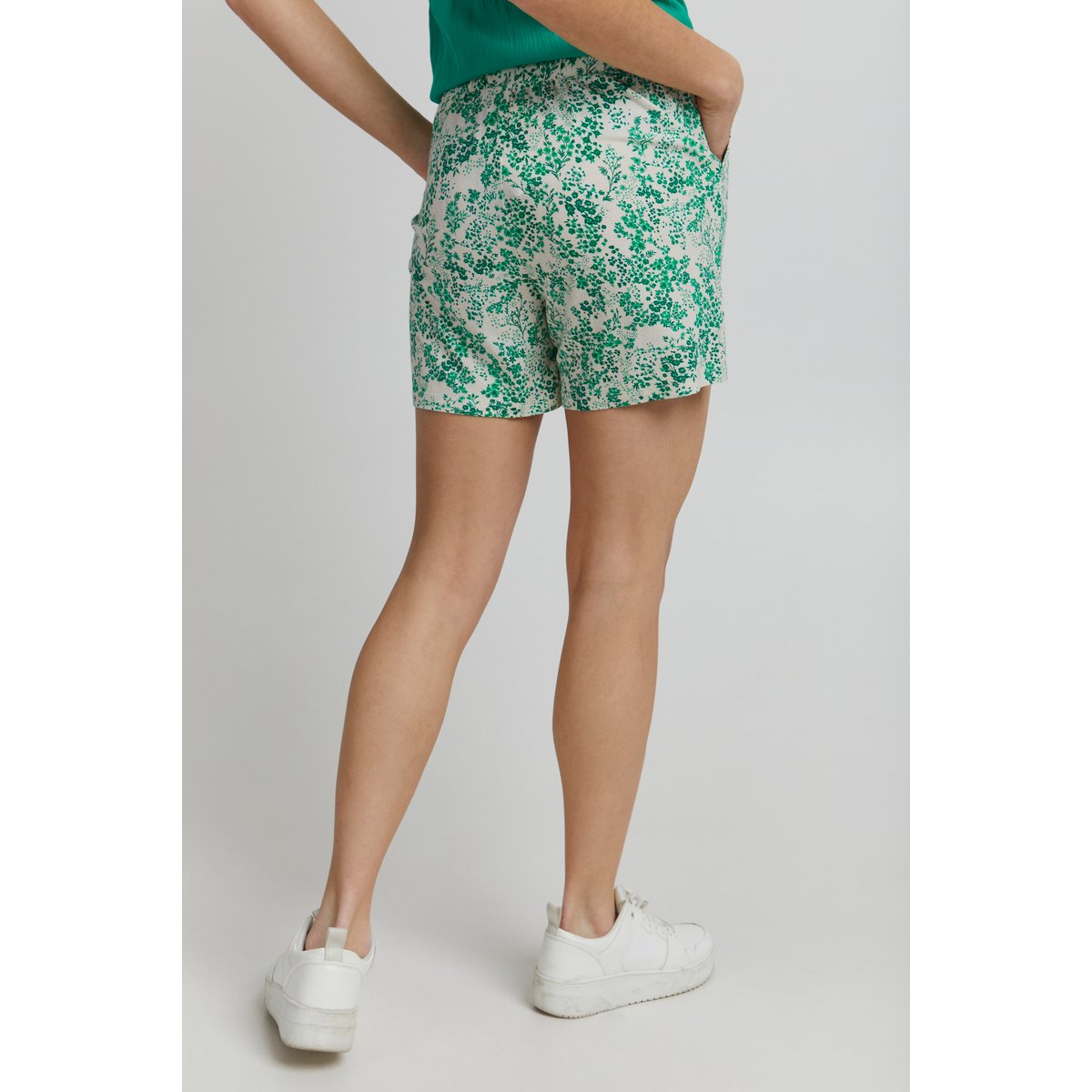 Short coupe droite longueur mi-cuisse vert holly green print, ICHI