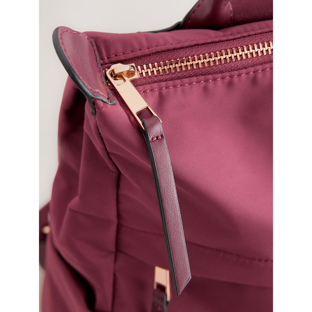 Sac à dos en nylon avec poche sur le devant rouge bourgogne, NEXT