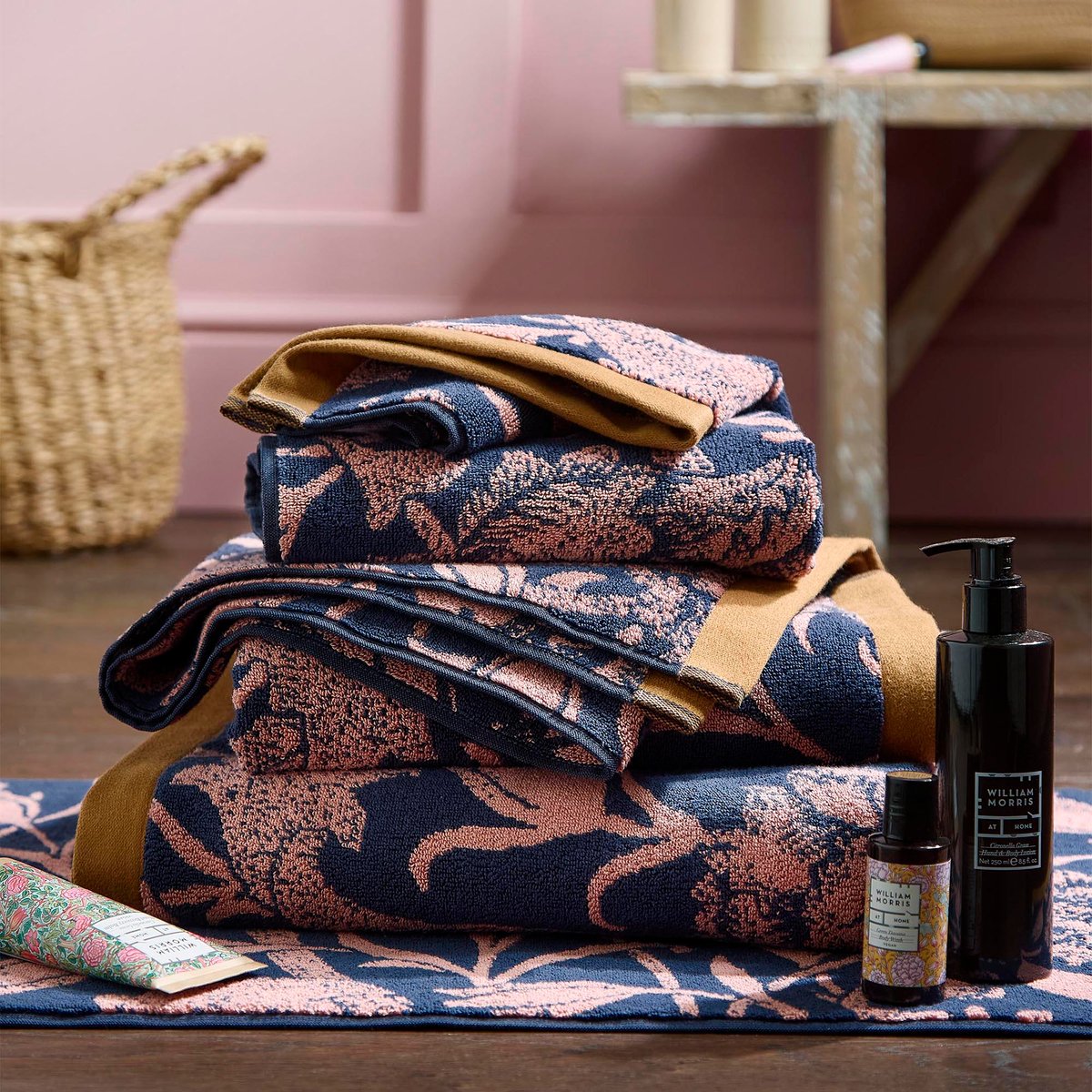Drap de bain Tulipes sauvages bleu et rose cuivé, WILLIAM MORRIS AT HOME