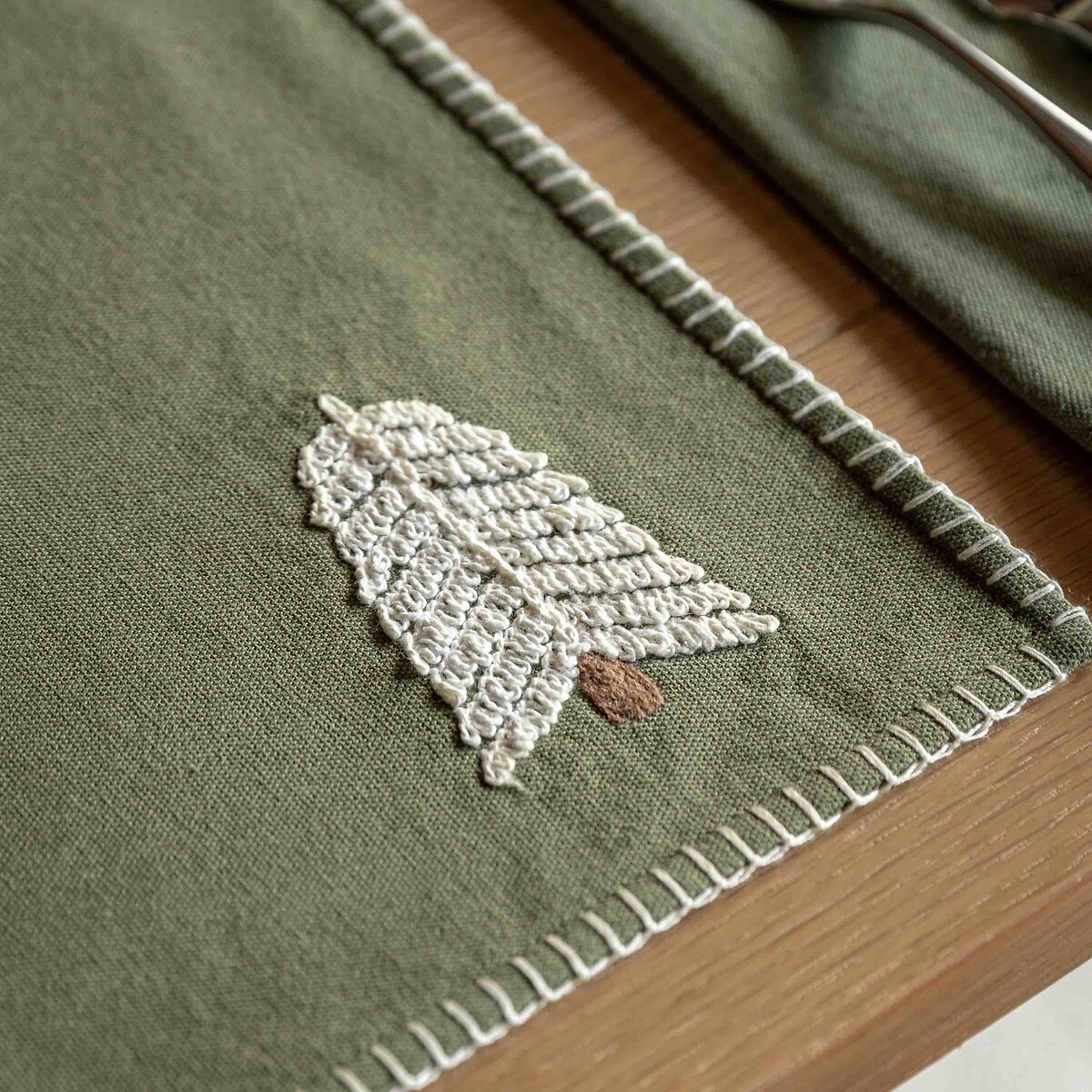 Set of 4 Woodland Embroidered Tree Placemats green, ÉDITÉ