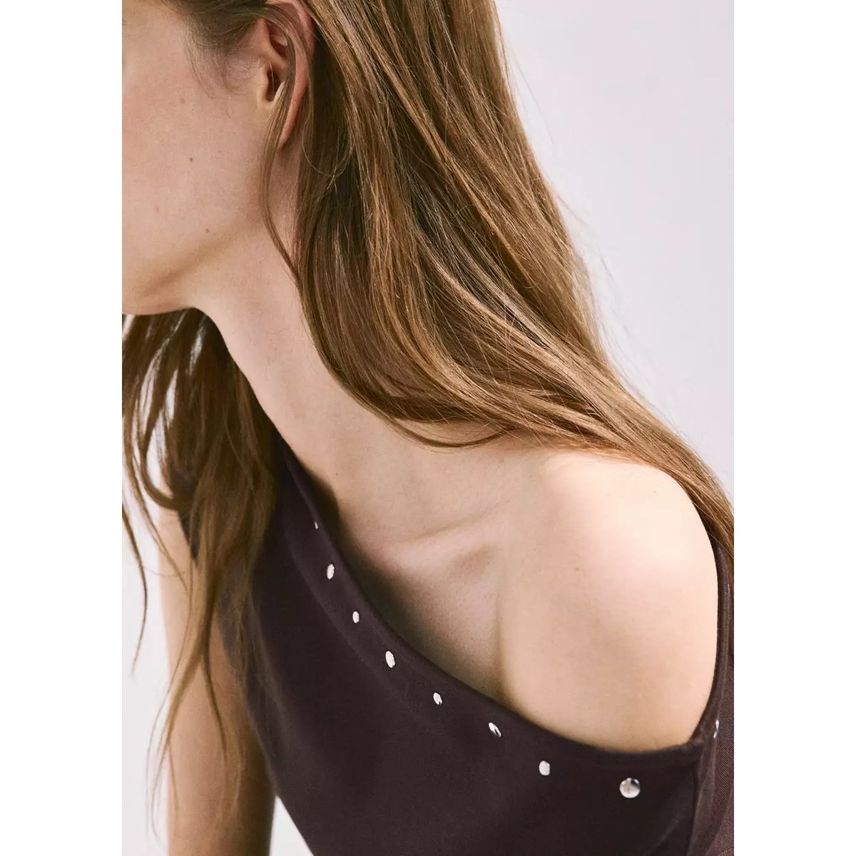 T-shirt asymétrique à clous marron, MANGO