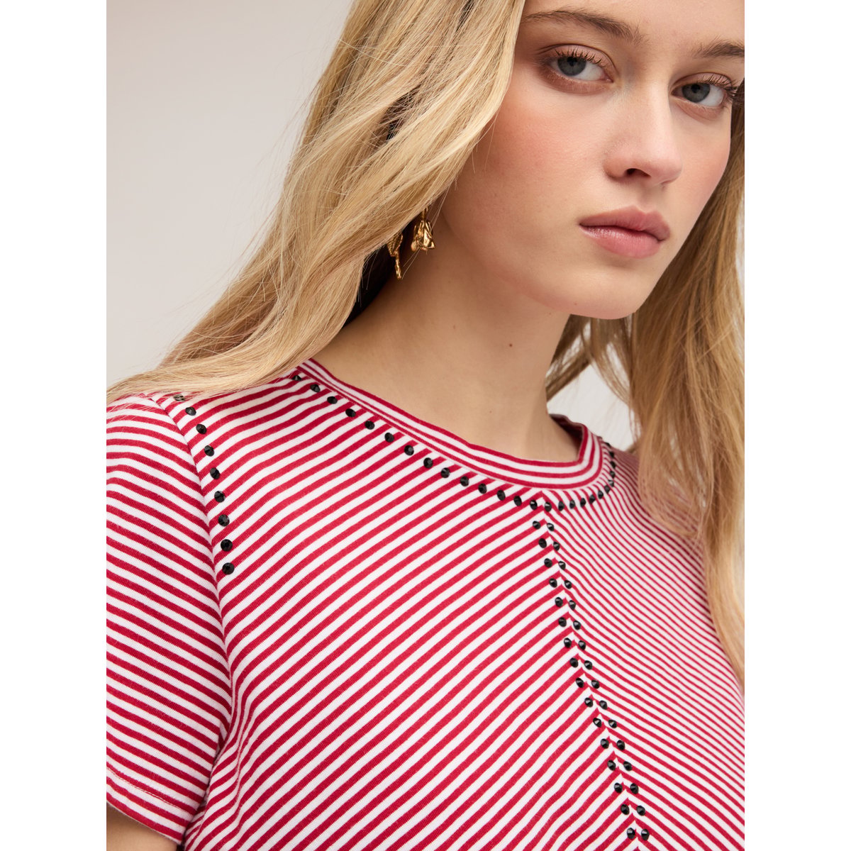 T-shirt à rayures avec micro clous rouge, MOTIVI