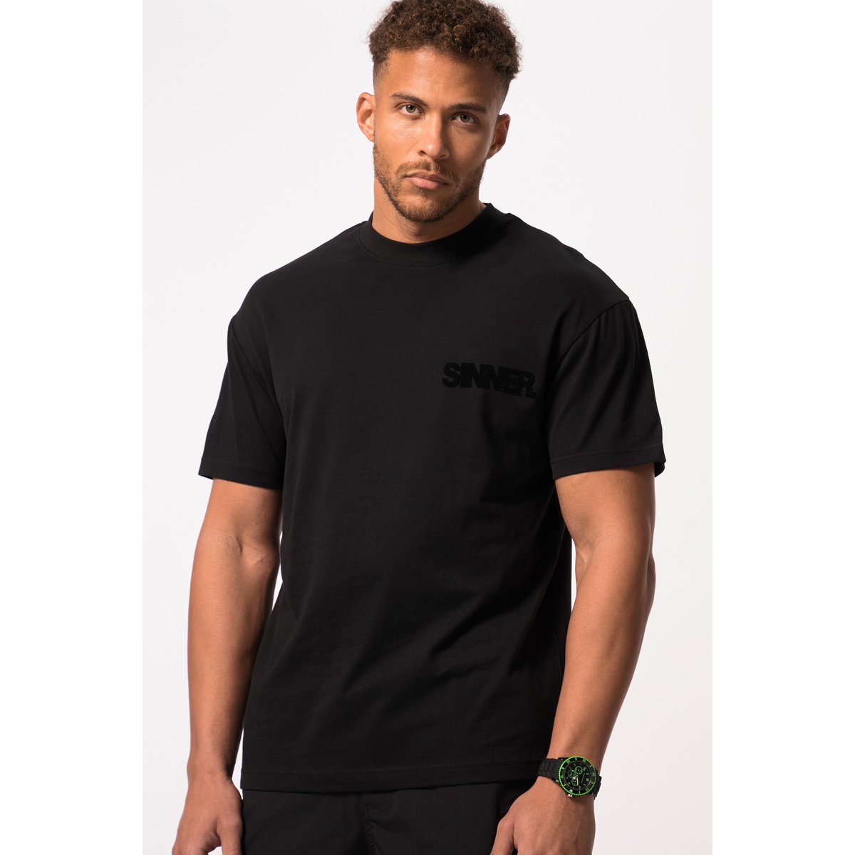 T-shirt oversized. Col rond noir, STHUGE