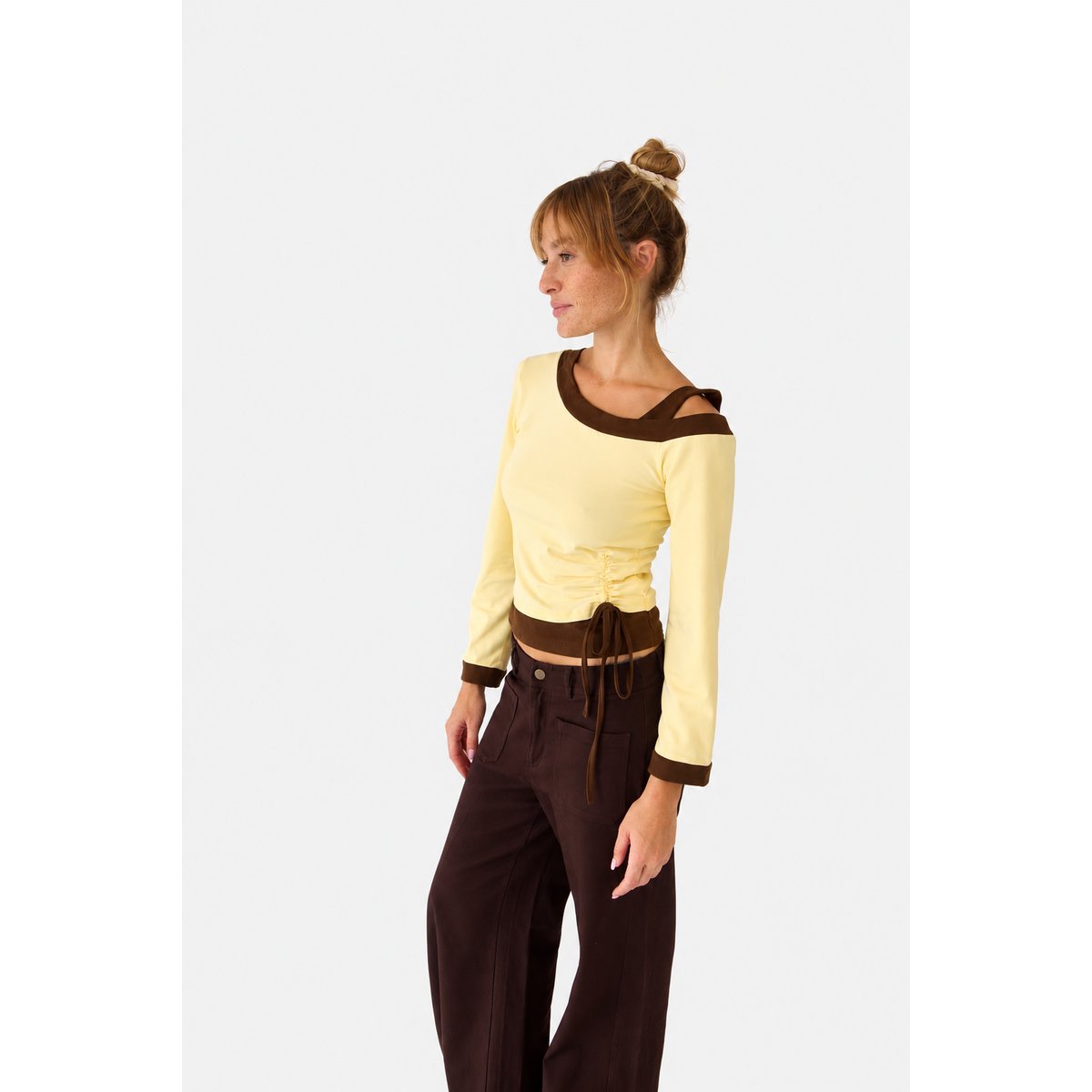 Top froncé col asymétrique CAMILA marron / jaune / marron chocolat, MINDTRAVELER