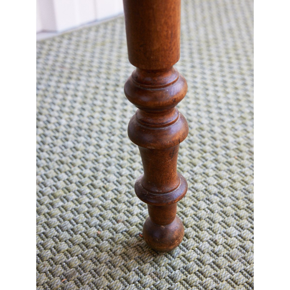 Table d'appoint en bois Francine N°1594 - Bon état bois foncé, DEBONGOUT