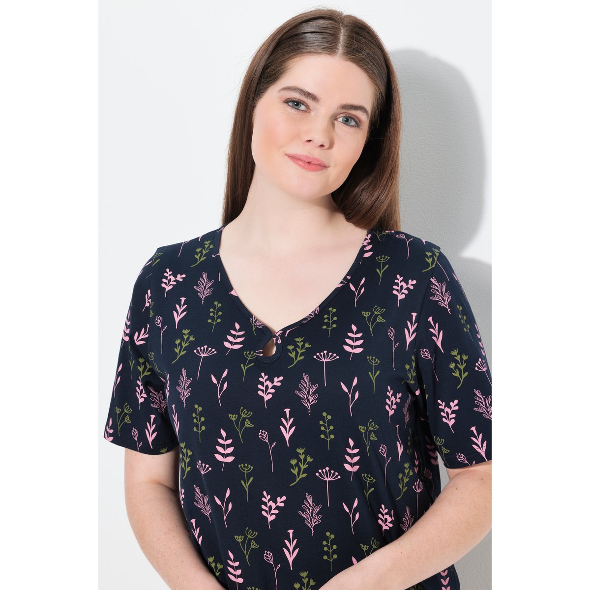 T-shirt de pyjama en coton bio. Col en V marine, ULLA POPKEN