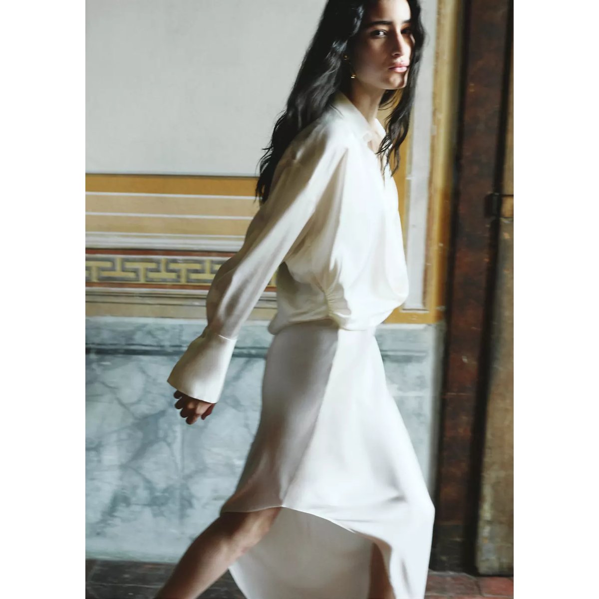 Robe satinée asymétrique blanc cassé, MANGO