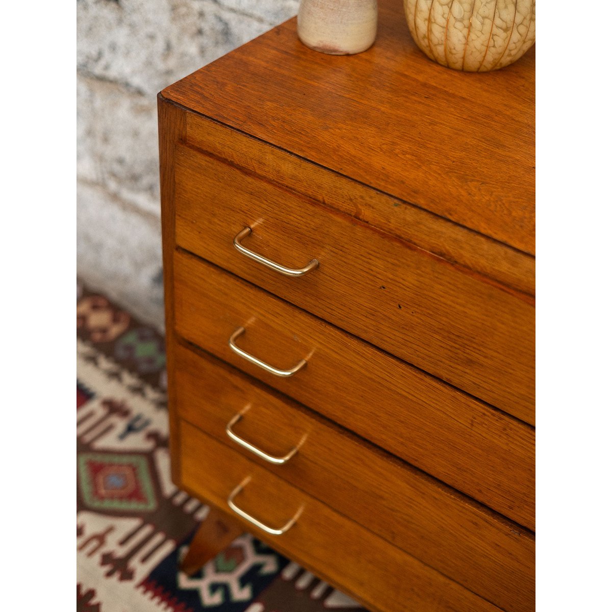 Commode chêne aux pieds compas Olga N°689 - Bon état bois clair, DEBONGOUT