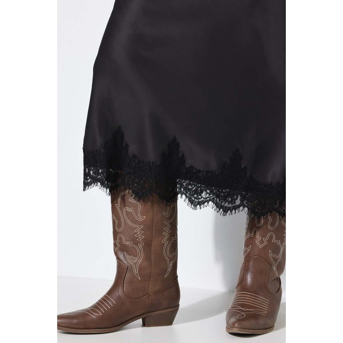 Robe maxi trapèze en satin noir, STUDIO UNTOLD