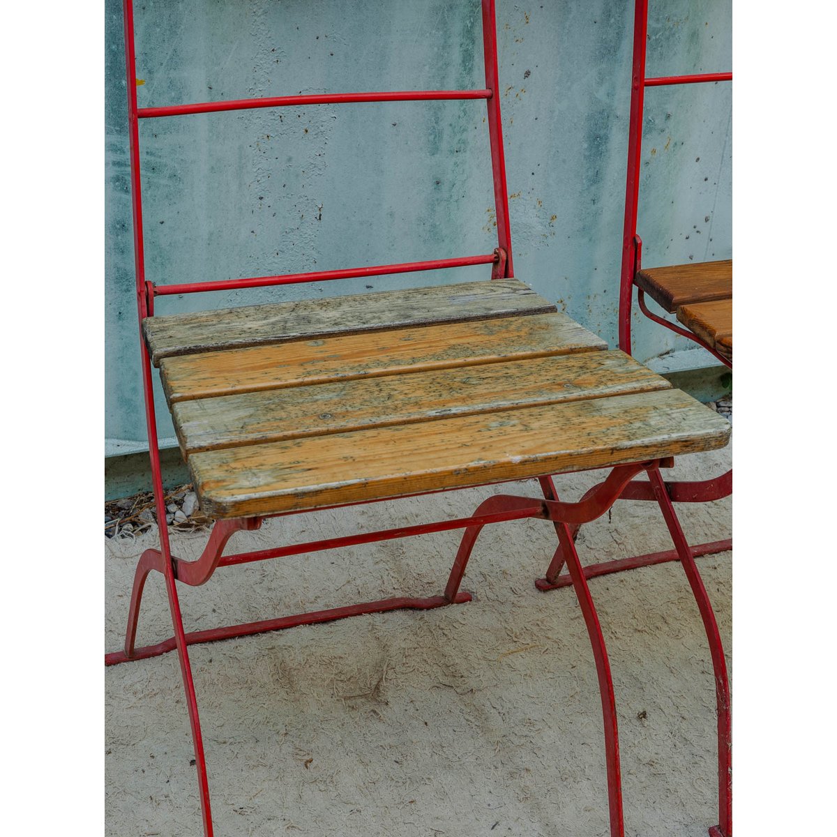 Lot de 4 chaises en bois et métal rouge Claude N°1652 - Bon état bois foncé, DEBONGOUT