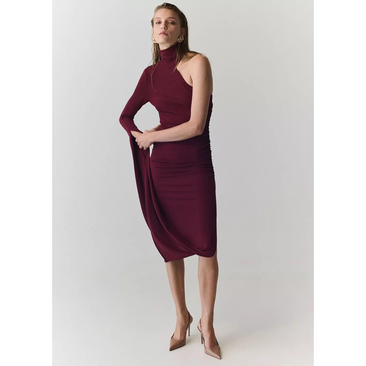 Robe à manches asymétriques et col montant grenat, MANGO