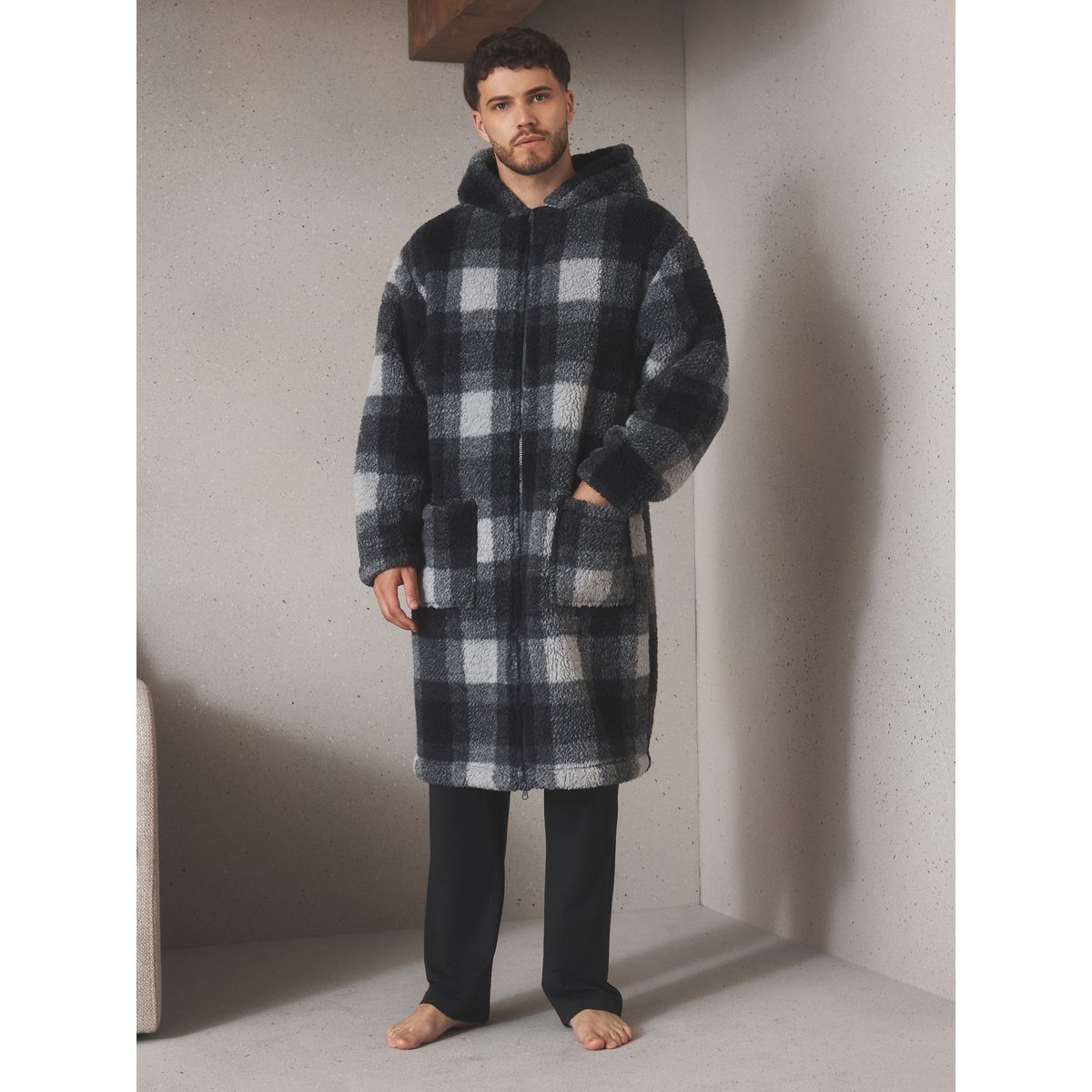 Robe de chambre zippé en peau lainée chèque monochrome, NEXT