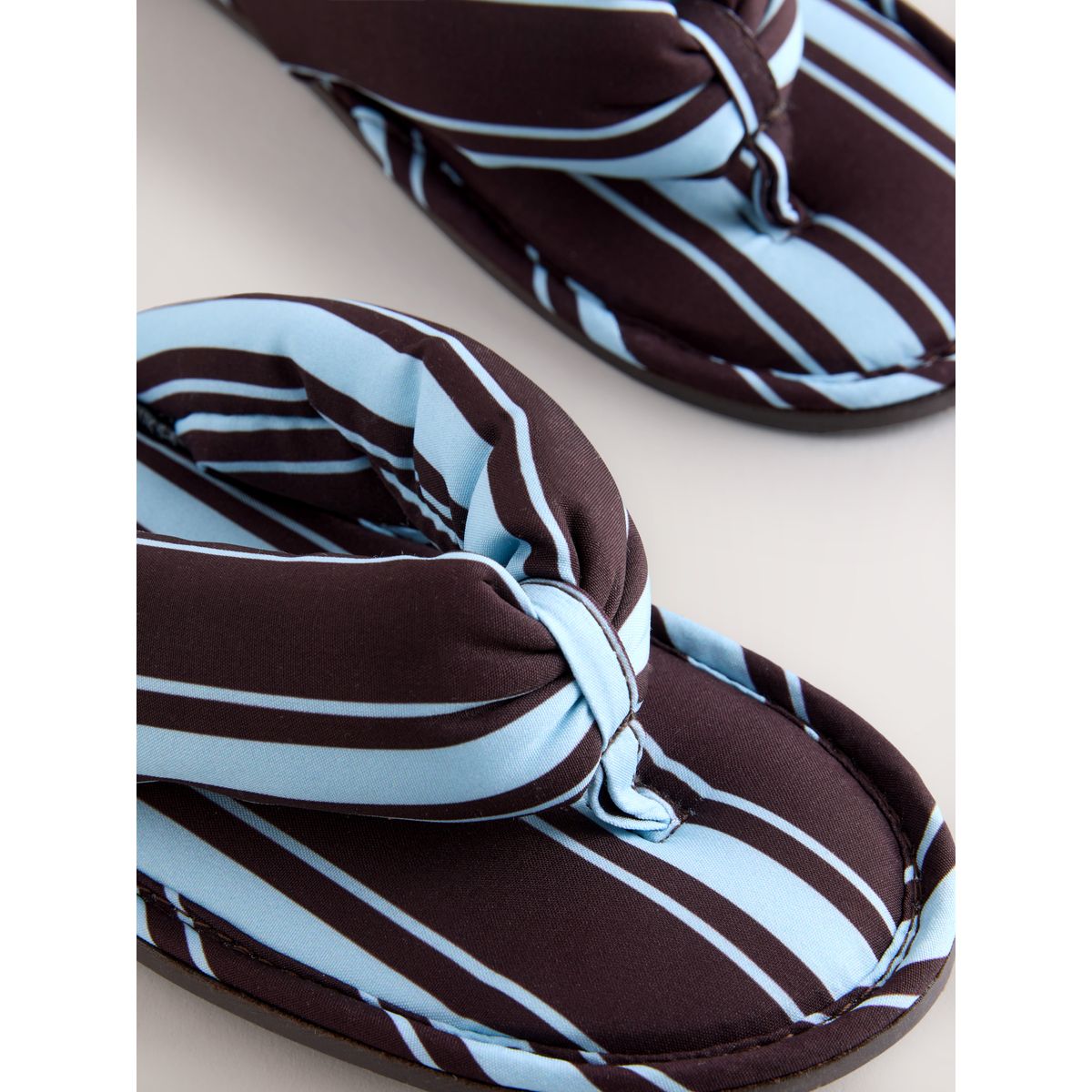 Chaussons-tongs marron chocolat, NEXT