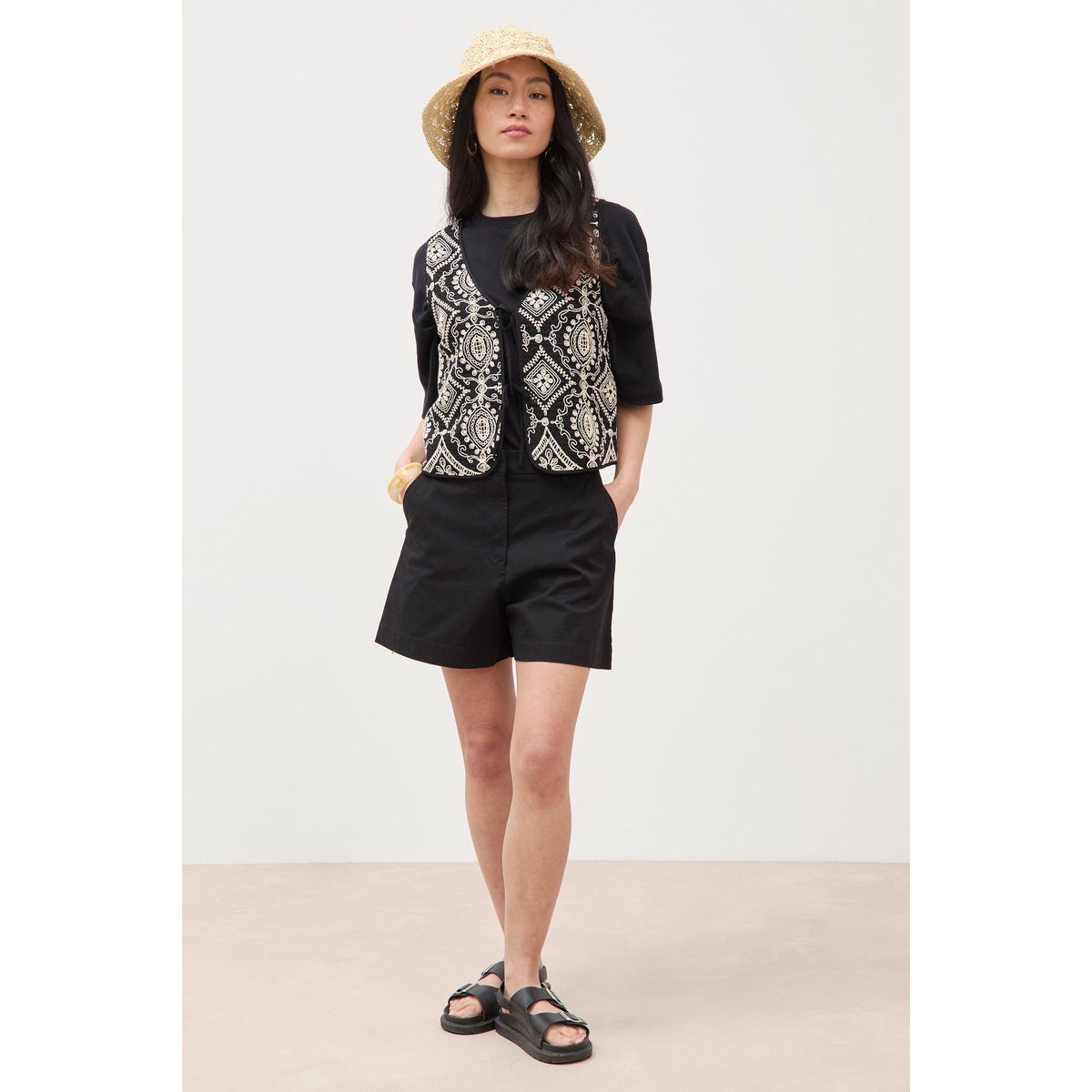 Cardigan sans manches avec broderies noir, BONOBO