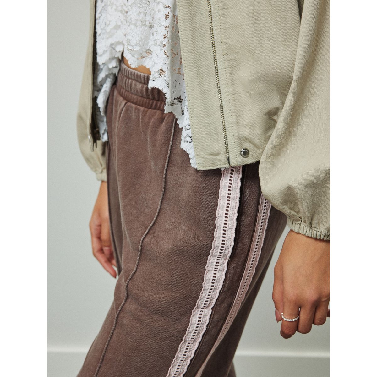 Pantalon de jogging large à liseré dentelle marron chocolat, NEXT