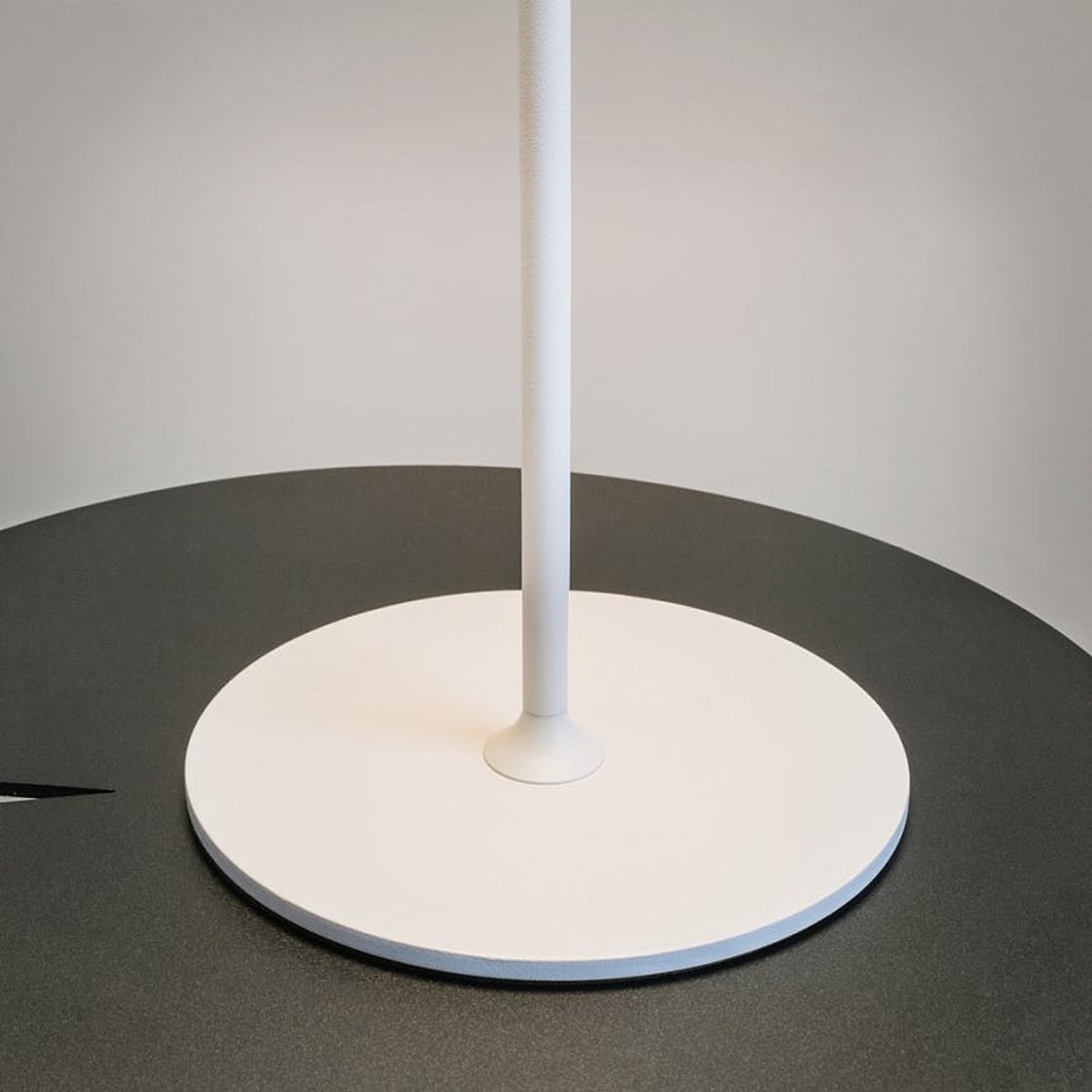 Lampe de table rechargeable en métal ALMA blanc, PIER IMPORT