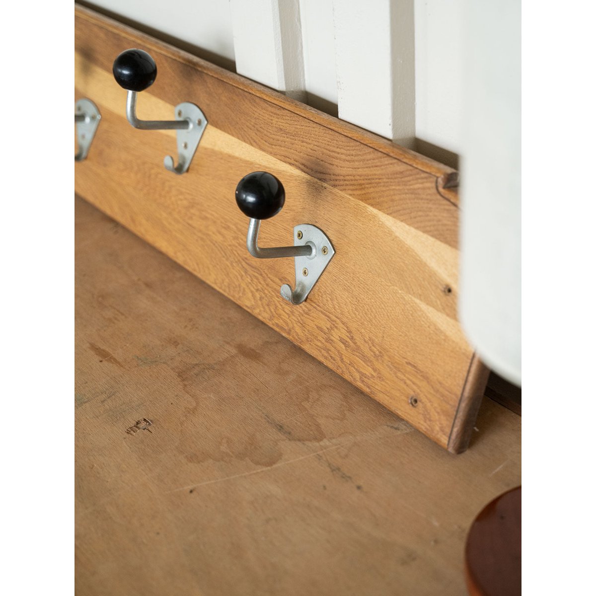 Grand porte-manteau en bois Max N°482 - Bon état bois clair, DEBONGOUT