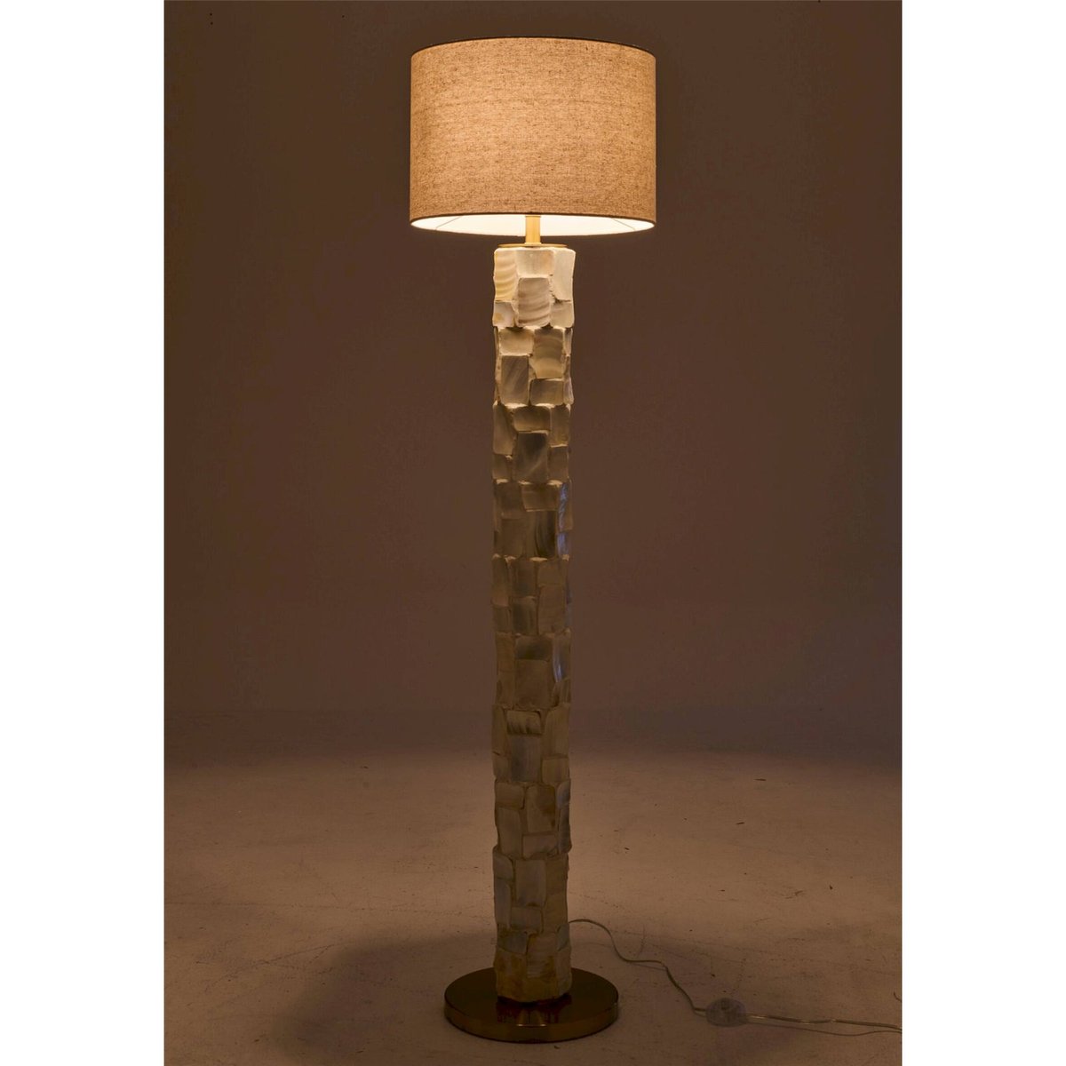 Lampadaire en coquillages à effet nacré blanc cassé et beige clair, RECOLLECTION
