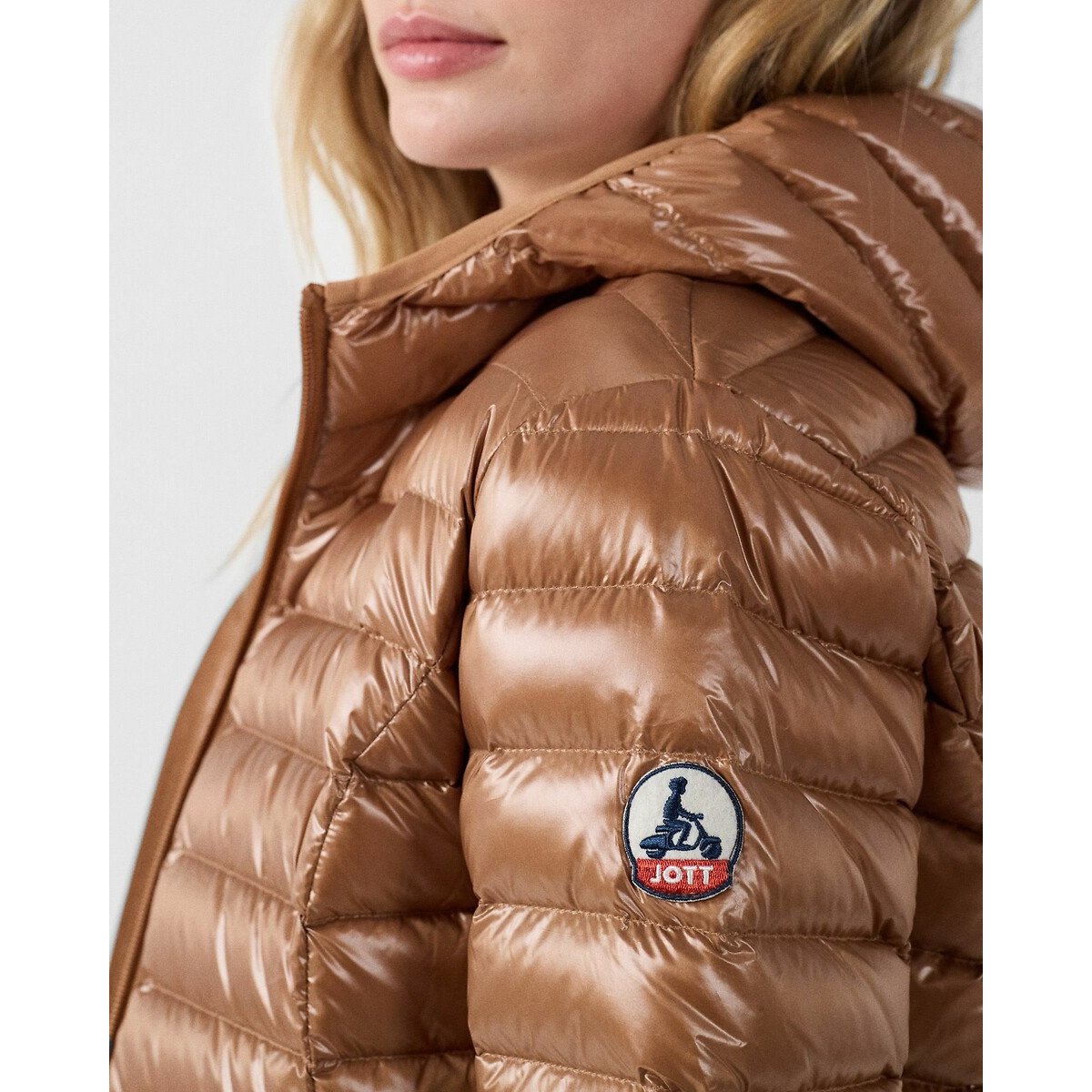 Cloe Padded Jacket with High-Shine Finish chestnut, JOTT
