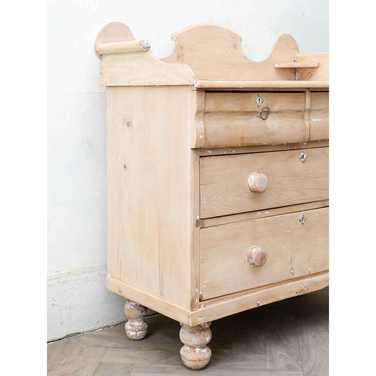 Commode anglaise en bois aux pieds tournés Garance N°738 - Bon état bois clair, DEBONGOUT
