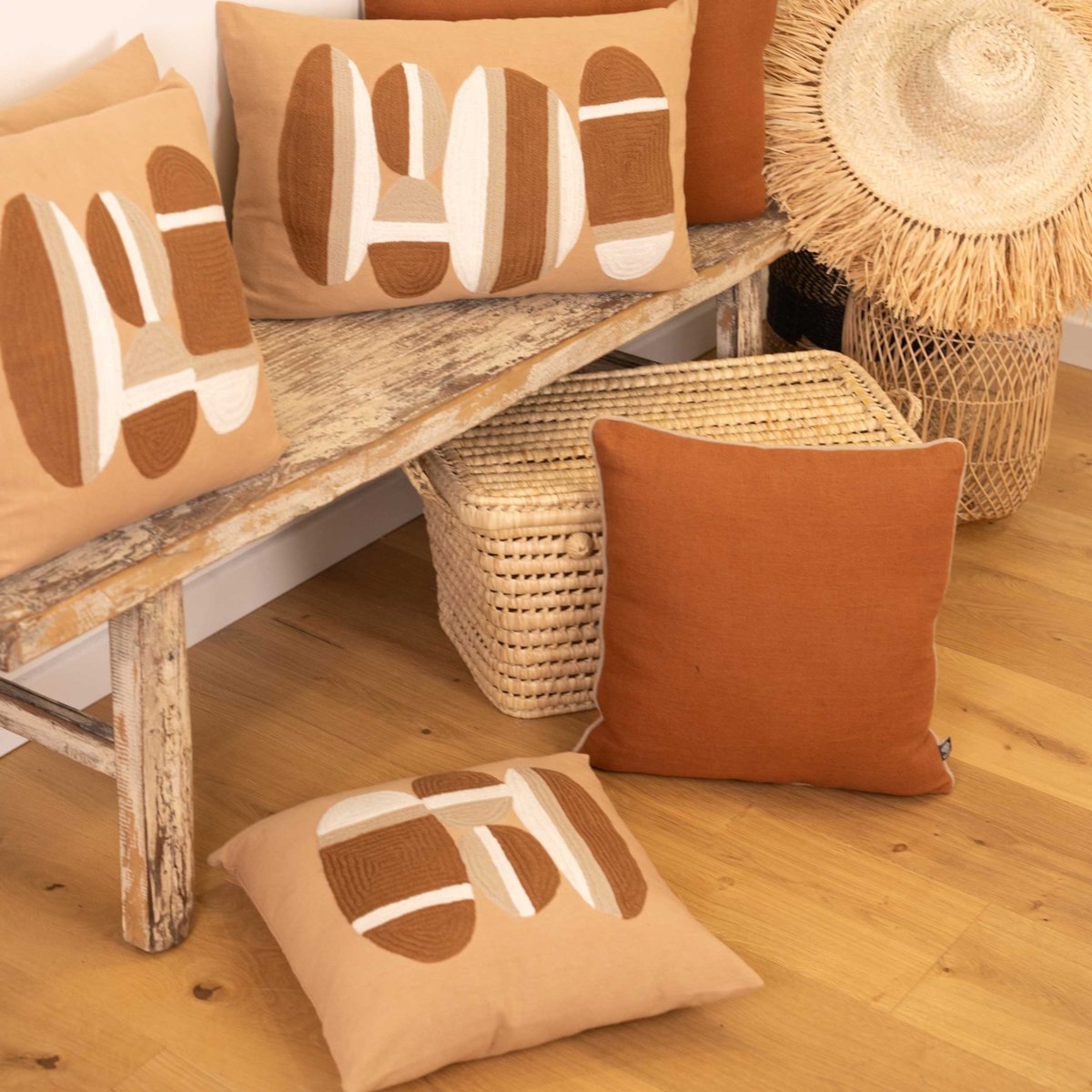 Coussin brodé motif galets de plage marron, SUD ETOFFE