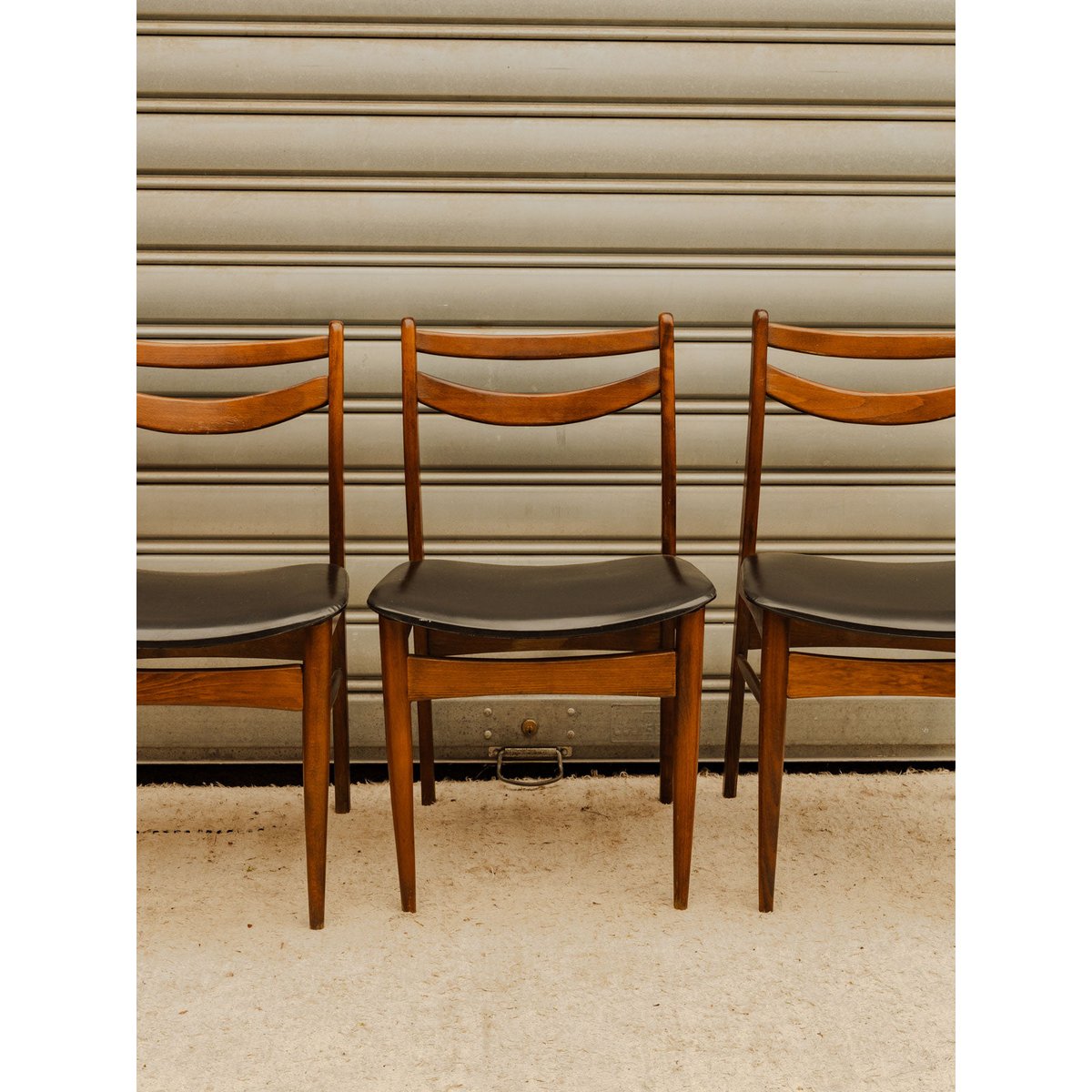 Lot de 3 chaises en bois et cuir noir Alma N°2125 - Bon état bois foncé, DEBONGOUT