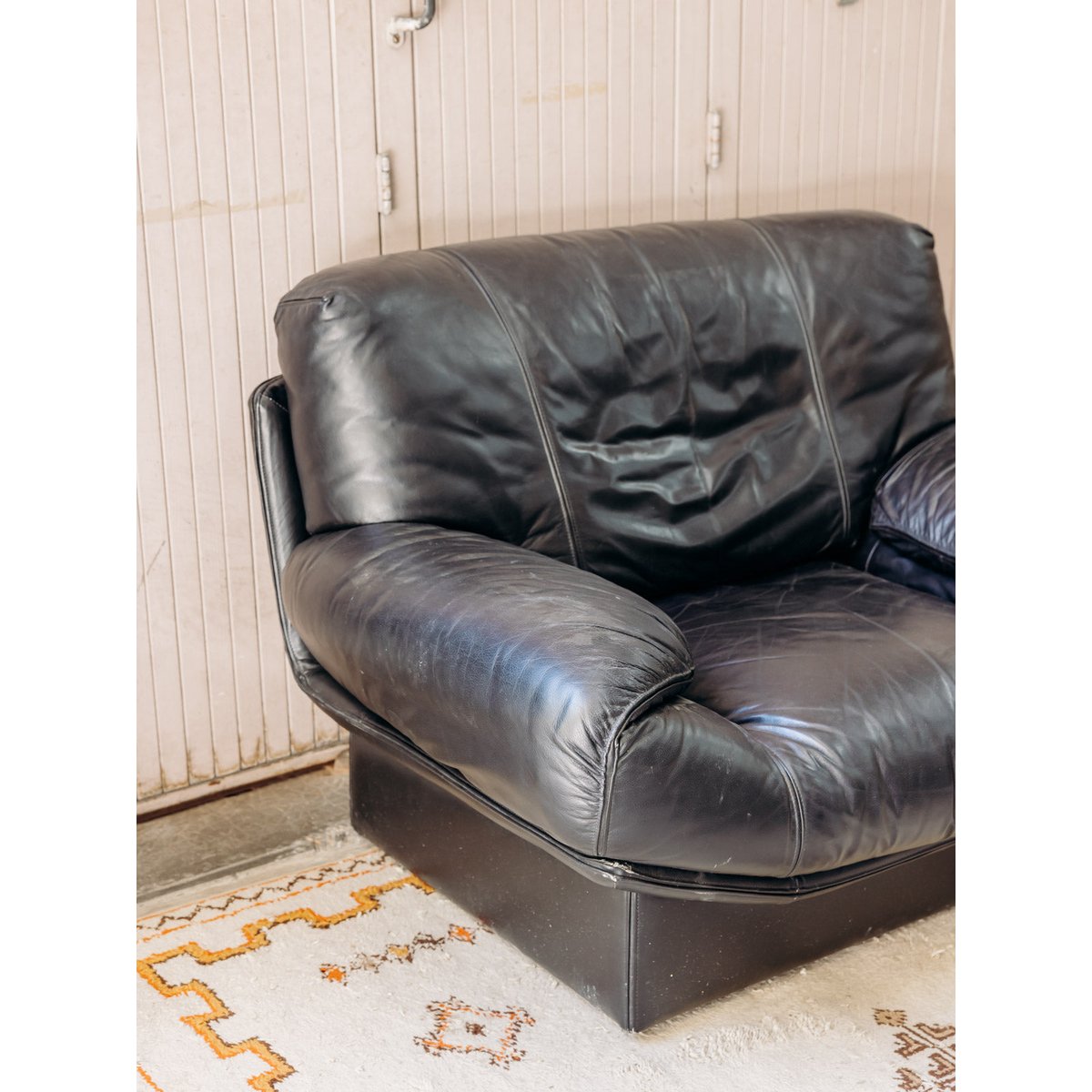 Fauteuil élégant en cuir noir Jakob N°1374 - Bon état noir, DEBONGOUT