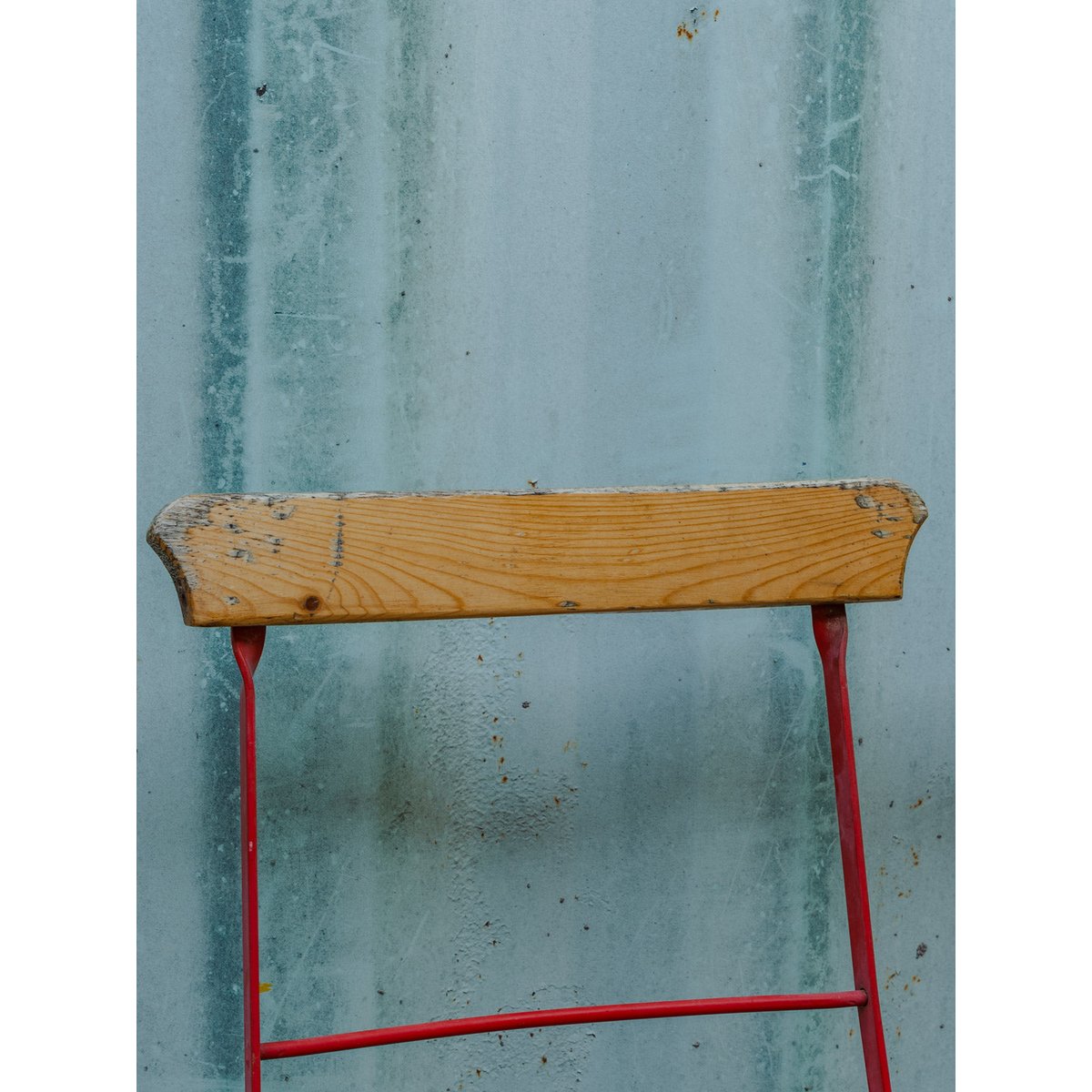 Lot de 4 chaises en bois et métal rouge Claude N°1652 - Bon état bois foncé, DEBONGOUT