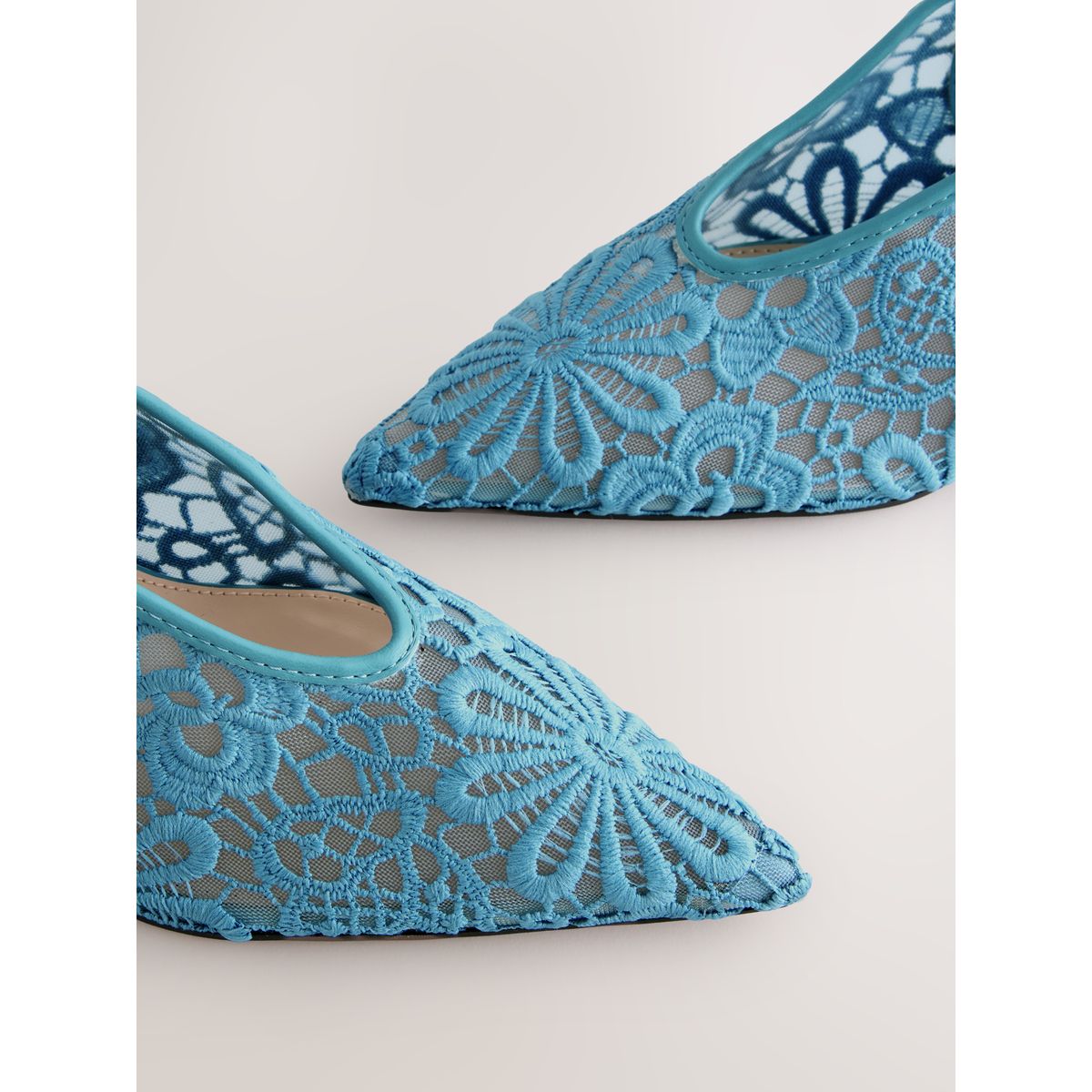 Chaussures à talons, bout pointu et bride bleu, NEXT