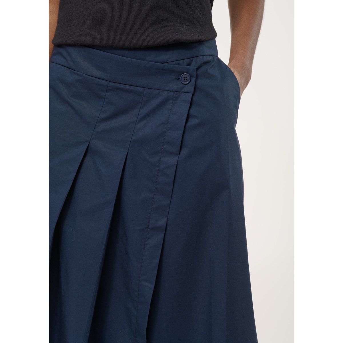 Jupe portefeuille plissée en popeline de coton navy, HUMILITY