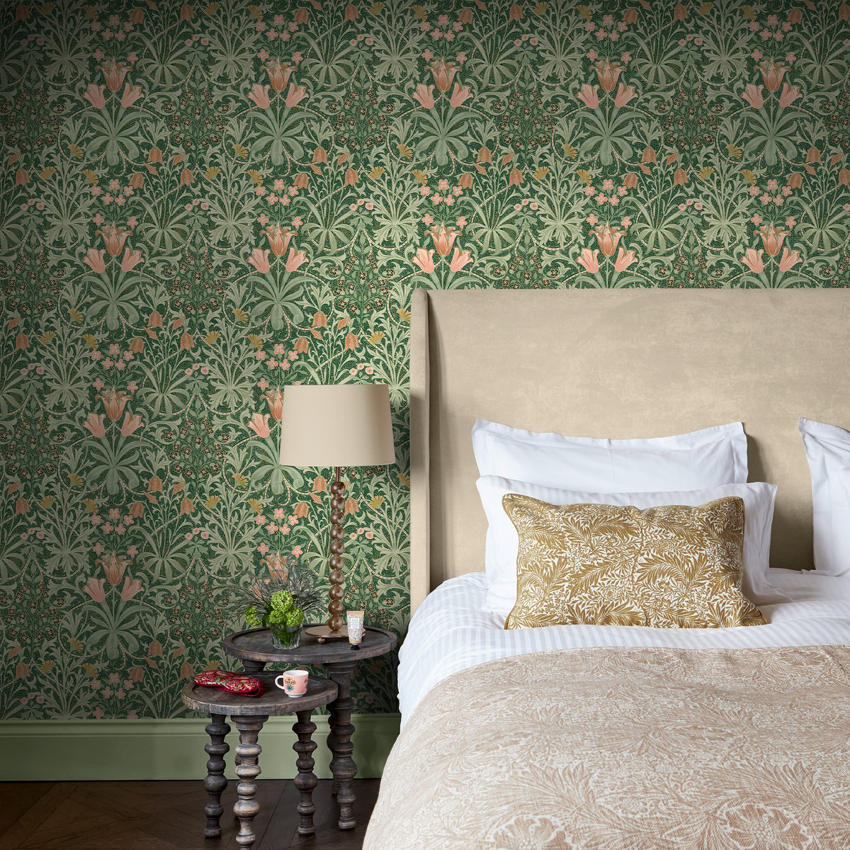 Papier peint fleuri Woodland Weeds Forest vert, corail, ocre, WILLIAM MORRIS AT HOME
