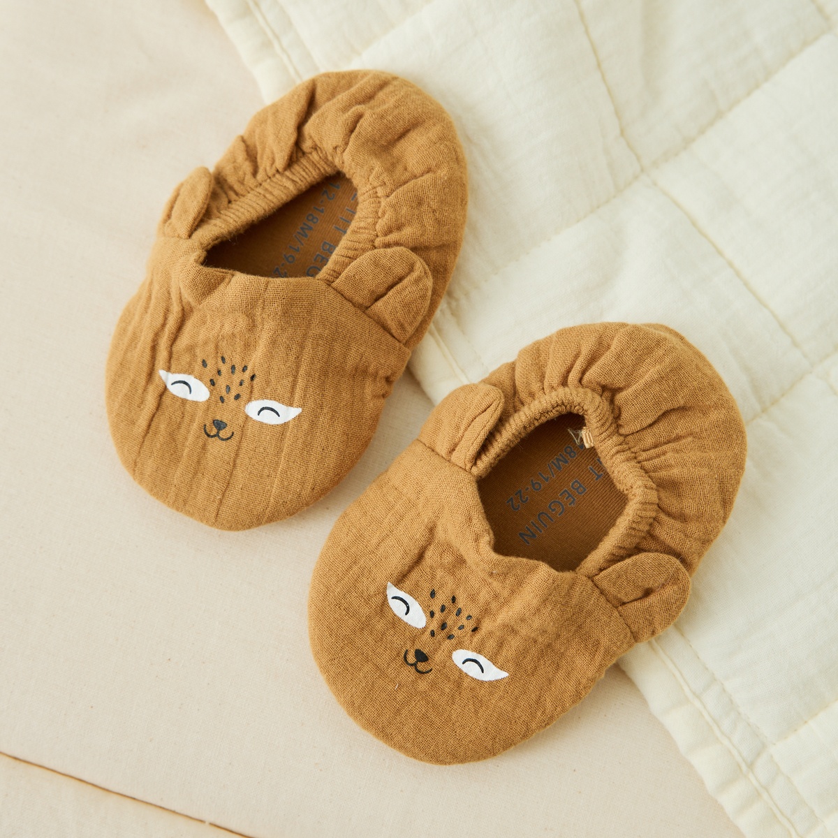 Chaussons bébé en gaze de coton Gabin ocre, PETIT BEGUIN