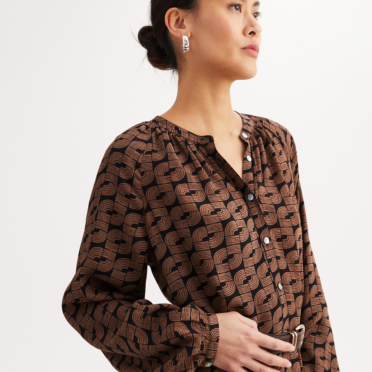 Robe droite, longueur midi, imprimé graphique, manches longues imprimé fond noir, ANNE WEYBURN