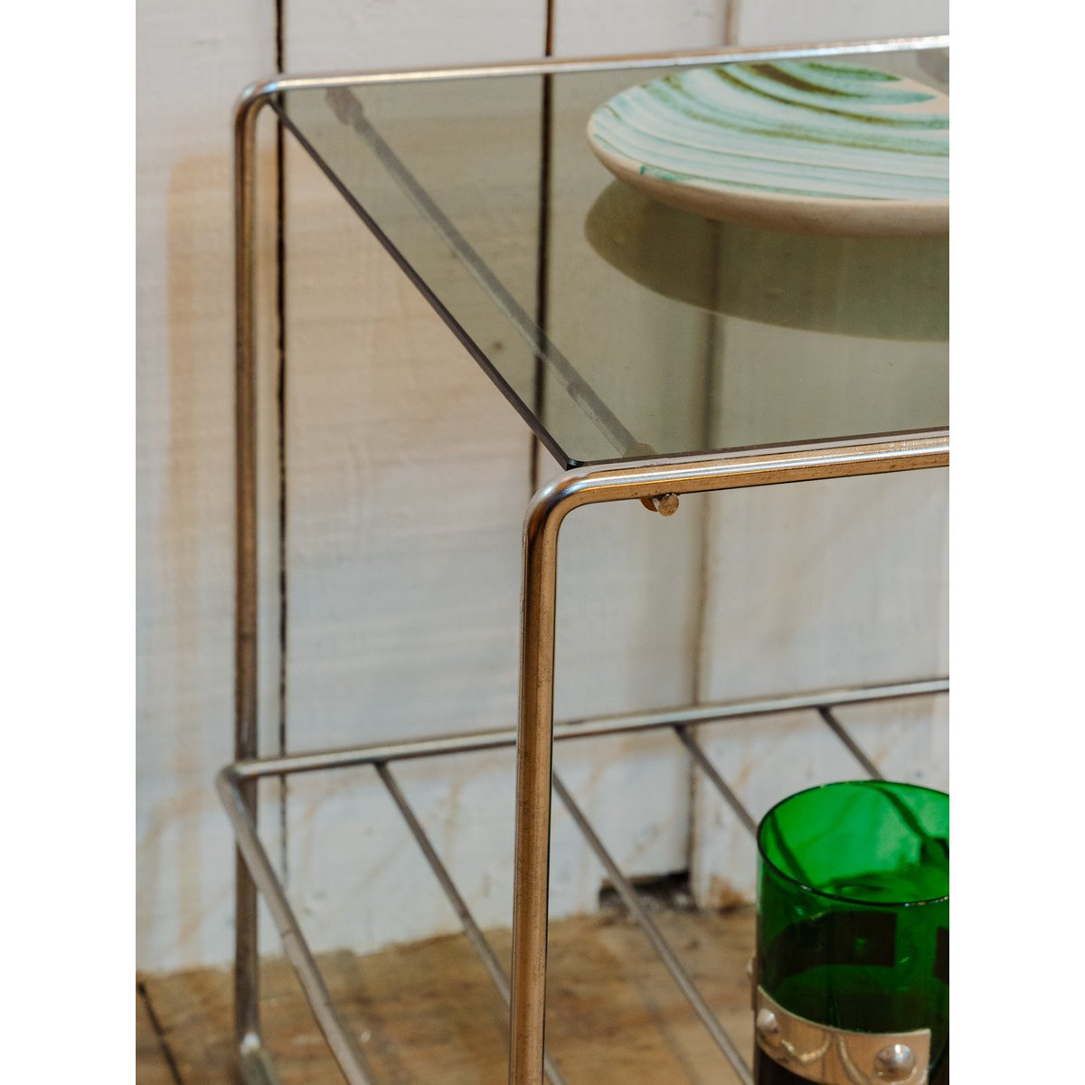 Table d'appoint chromée et verre Hanna N°1695 - Bon état fumé, DEBONGOUT