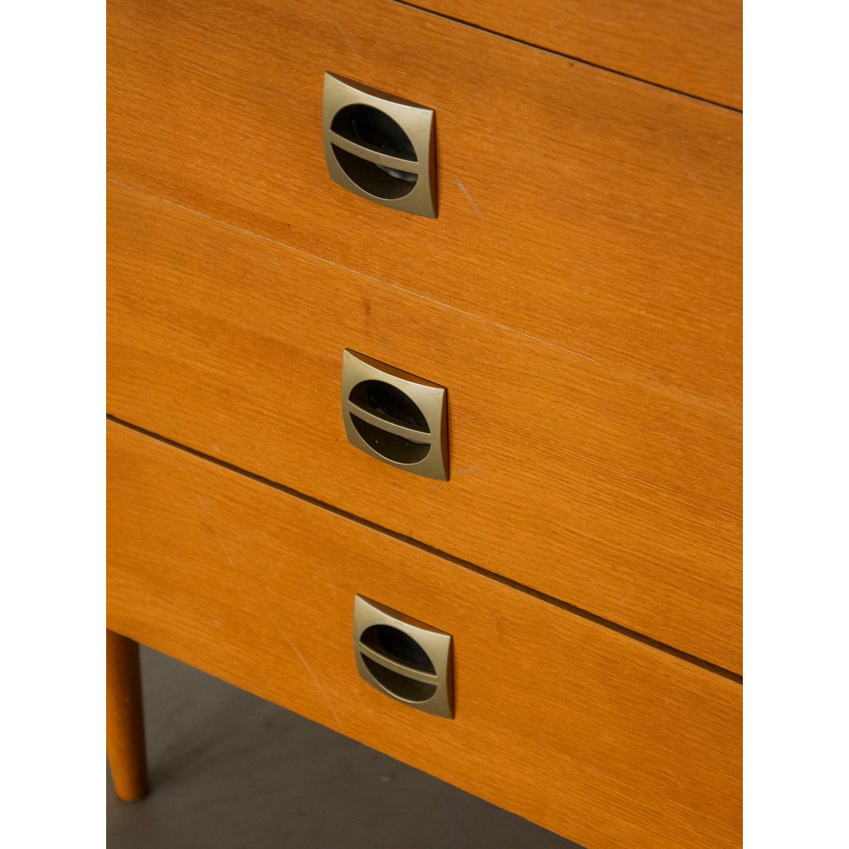 Commode scandinave aux poignées brutalistes Olga N°1076 - Bon état bois clair, DEBONGOUT