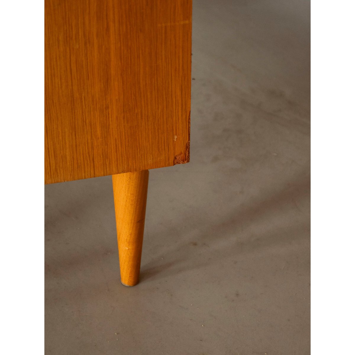 Commode scandinave aux poignées brutalistes Olga N°1076 - Bon état bois clair, DEBONGOUT