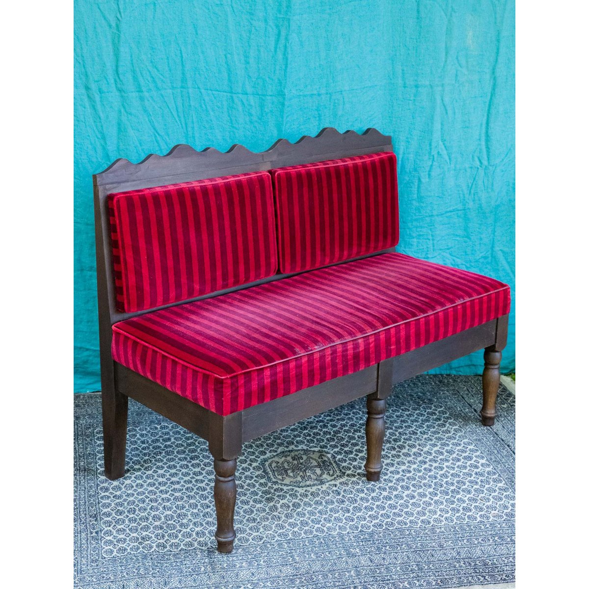Banquette deux places en velours vintage Clara N°153 - Bon état bois foncé, DEBONGOUT
