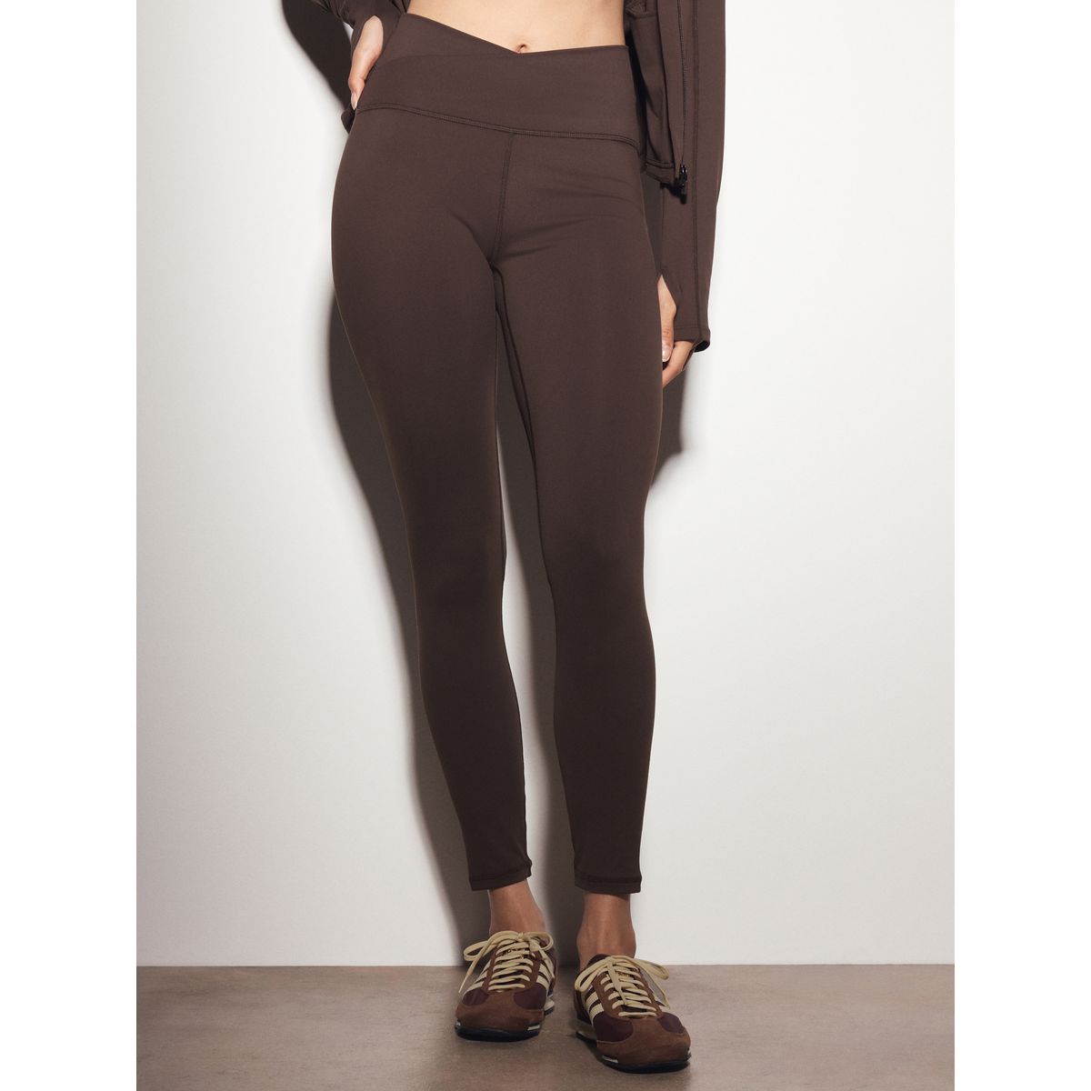 Legging enveloppant de yoga active marron chocolat, NEXT