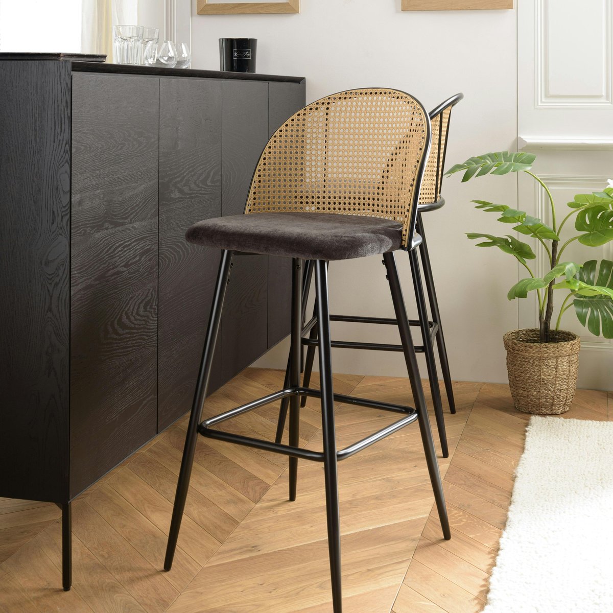 Chaise de bar assise velours noir dossier rotin arrondi (lot de 2) LOANO noir, PIER IMPORT