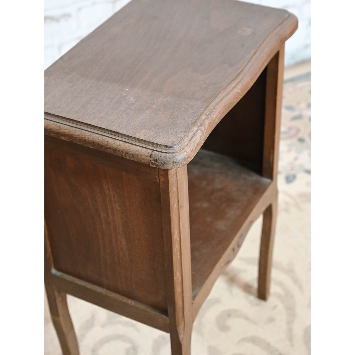 Table de chevet en bois massif Odile N°1532 - Bon état bois foncé, DEBONGOUT