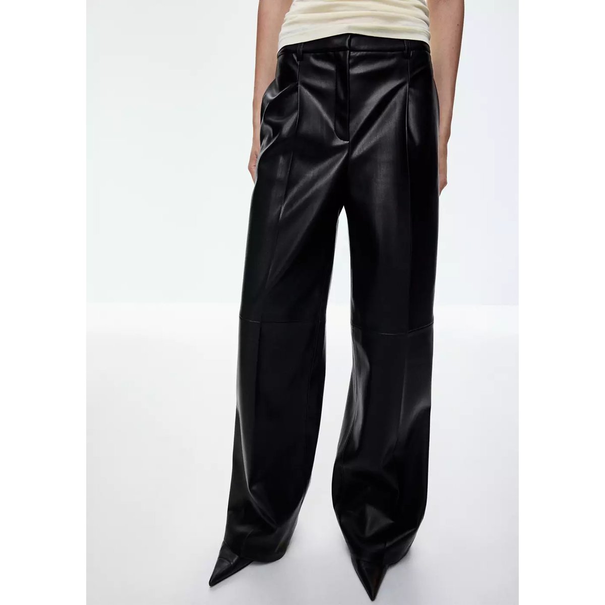Pantalon large en cuir synthétique noir, MANGO