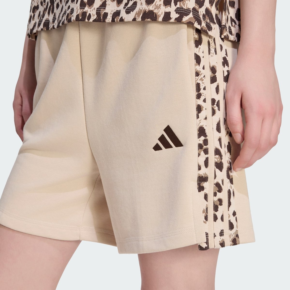 Short Imprimé Animal 3 Bandes Seasonal Essentials Short Imprimé Animal 3 Bandes Seasonal Essentials crystal linen / multicolor / crystal linen, ADIDAS SPORTSWEAR
