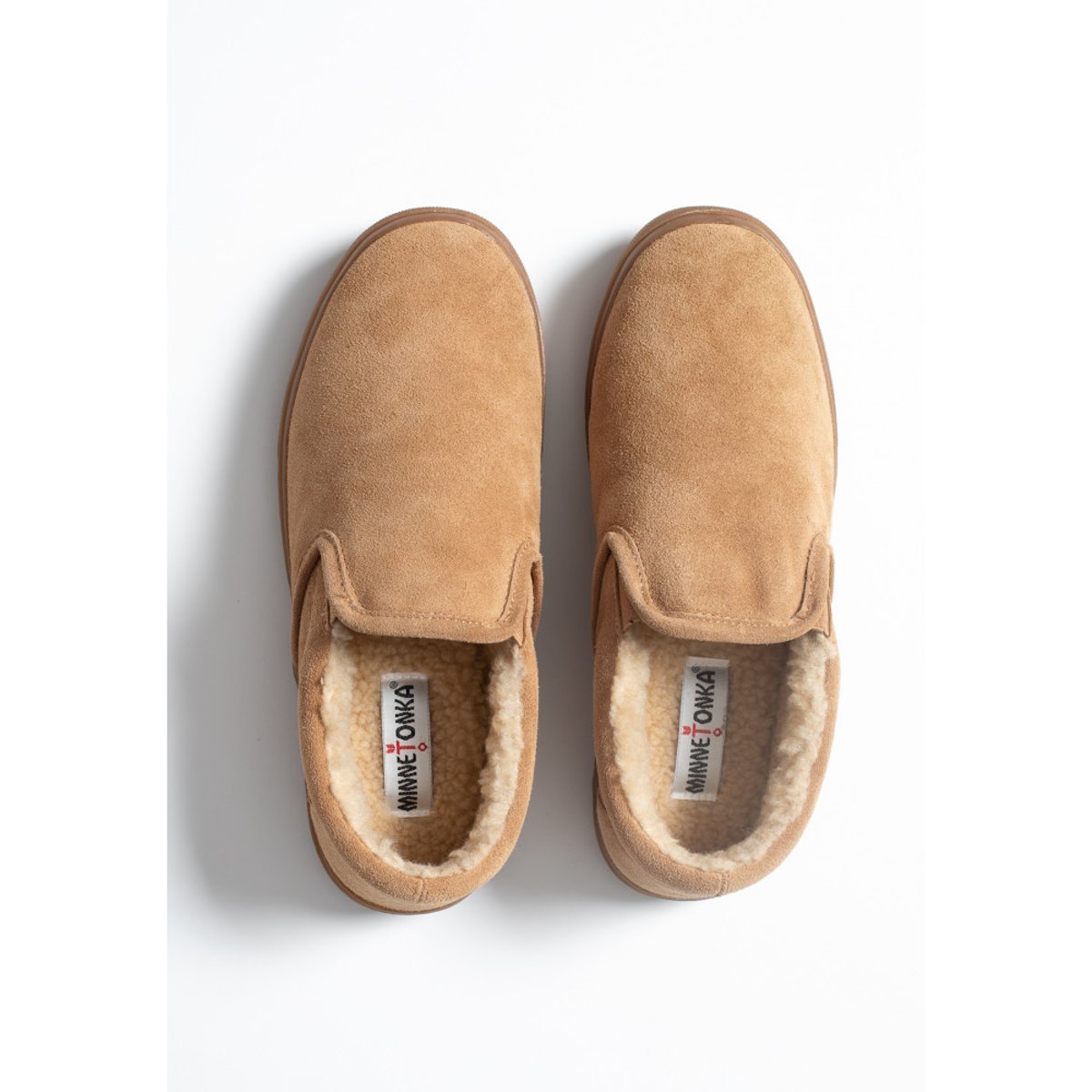 Chaussons en daim fourrés en laine ALDEN marron clair, MINNETONKA