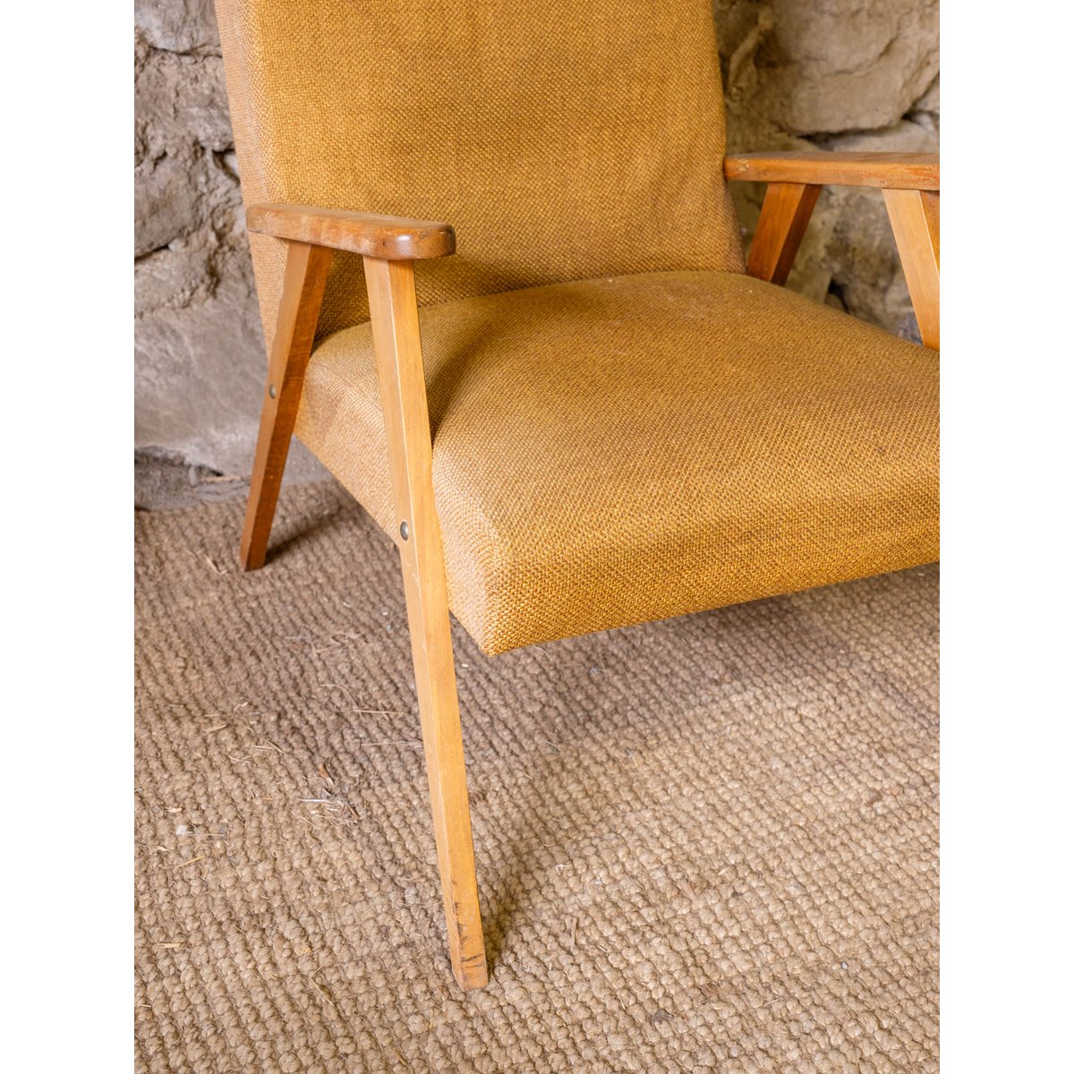 Fauteuil scandinave en tissu moutarde Jakob N°1383 - Bon état bois foncé, DEBONGOUT