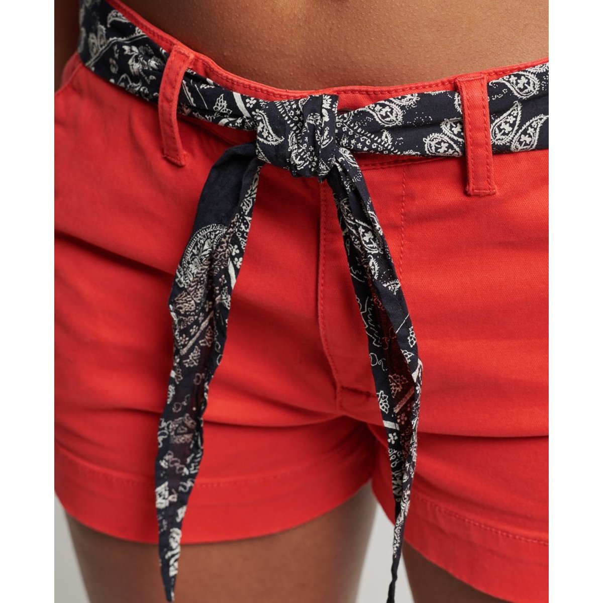 Short chino avec ceinture bandana rouge soda pop, SUPERDRY
