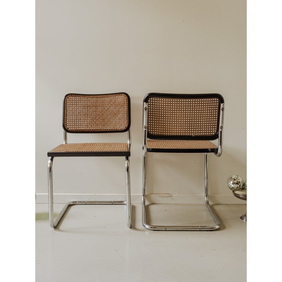 Paire de chaises en métal et cannage Alma N°1668 - Bon état argenté, DEBONGOUT