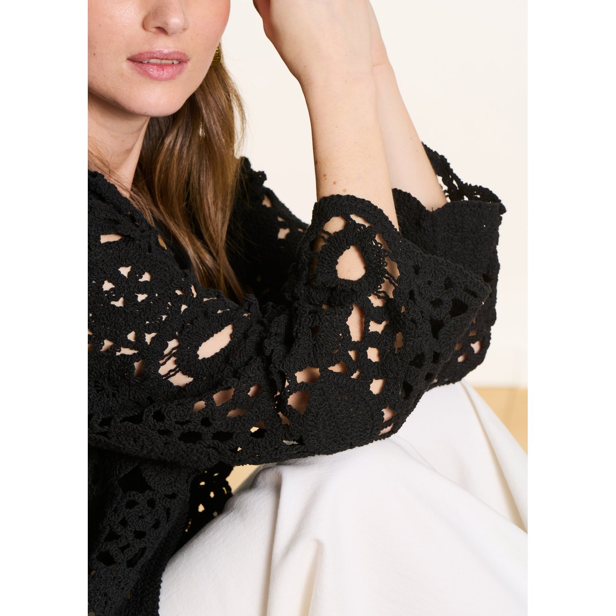 Gilet court ouvert en maille crochet noir, LA FEE MARABOUTEE