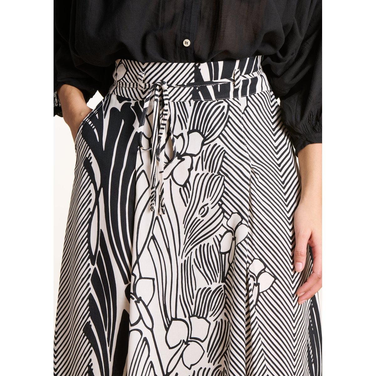 Jupe mi-longue à imprimé floral ecru/noir, LA FEE MARABOUTEE